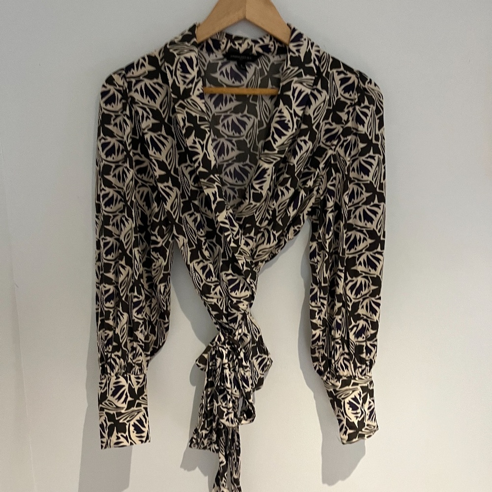 Banana Republic Wrap Top Size Small - Picture 9 of 15